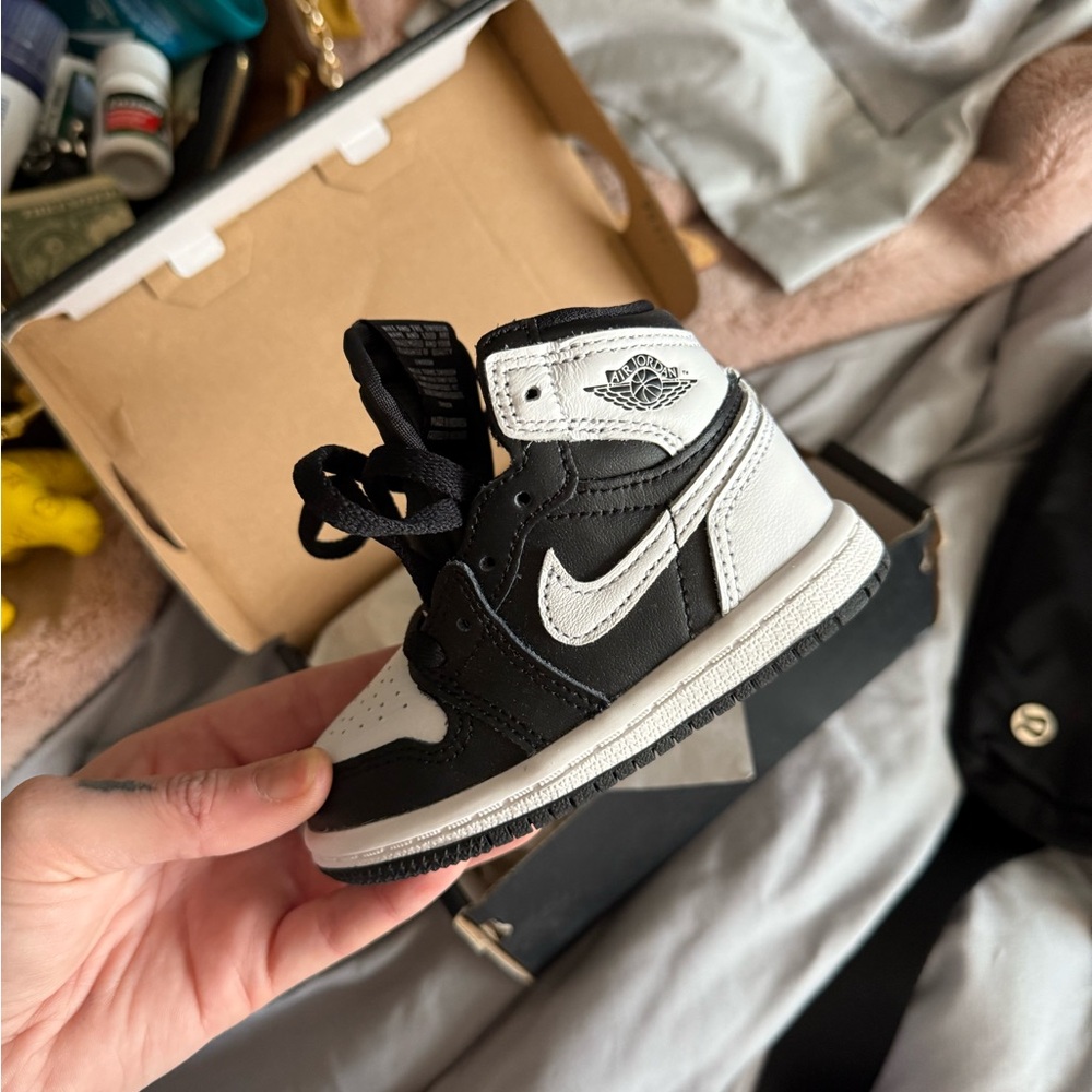 Jordan Retro High OG Black and Gold Box